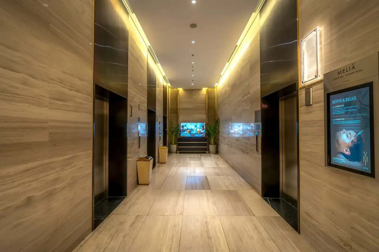 Qalexagrand Lodge interior corridor